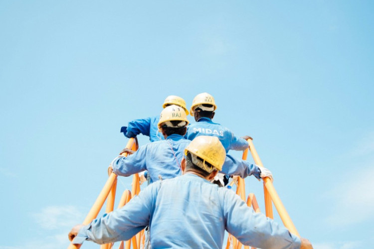 Biaya Upah Tenaga Borongan Bangunan Per M2 Terbaru 2024, Lengkap Mulai Pemasangan Atap Hingga Sanitasi!